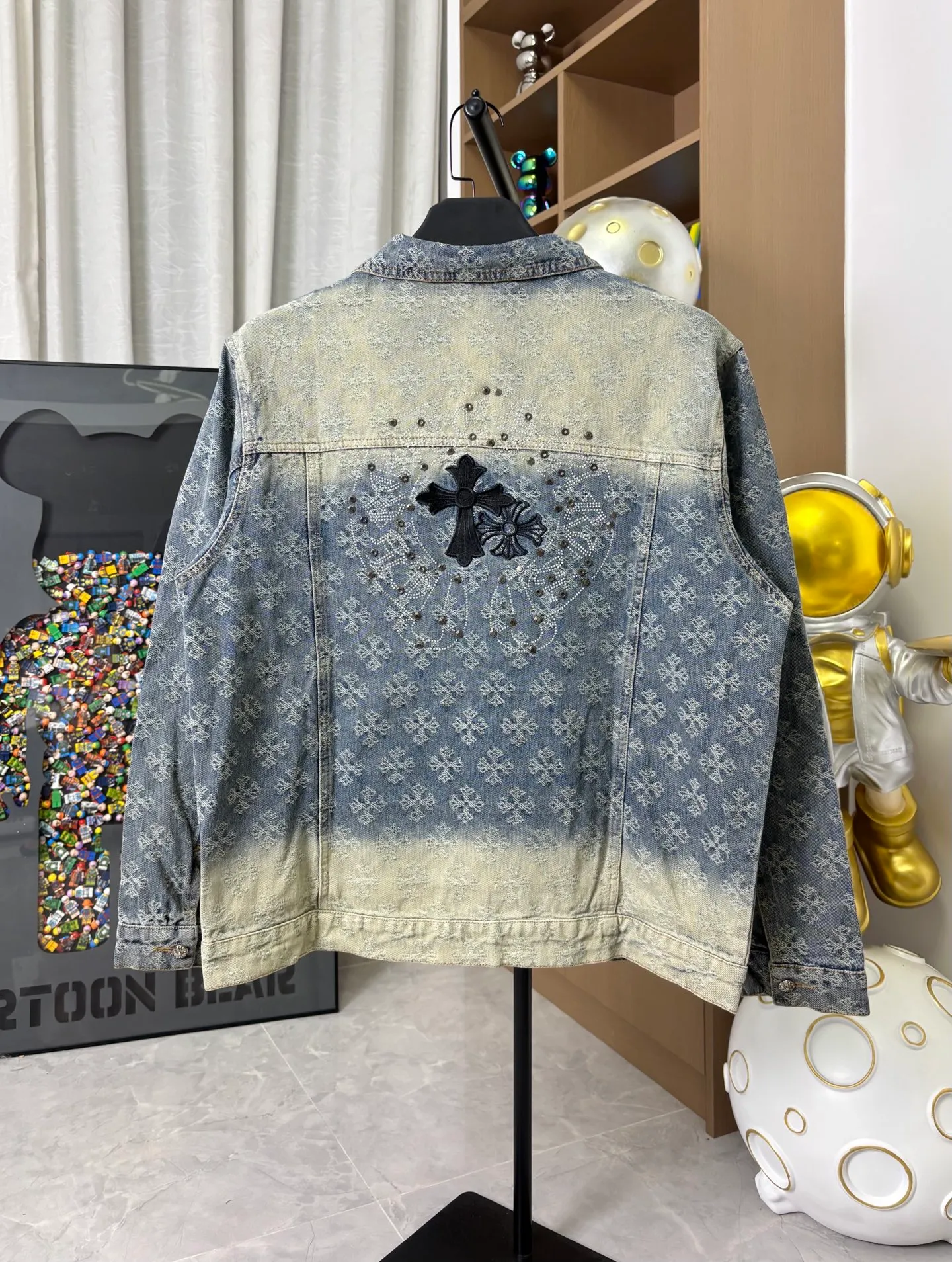 P340 Style No.: DC 150# ChromeHearts Heavy Steel Stamped Classic Sanskrit All-over Jacquard Hot-Diamond Denim Jacket for Men and Women New ChromeHearts Sanskrit Printed Custom Fabric Jacket Gradient Color Wash, Hot-Diamond Cross Denim Jacket on the Back is a very heavy-duty one. The top is made of heavy weight and the presbyopia is suitable for early autumn outings. The denim fabric can be directly machine washed without deformation. It also looks high-end when washed and aged. Power style wear The gradient color is super high-end when you snap it into the mirror💕 Each diamond shines with a unique light, as if telling a fashion story✨The steel-printed jacquard adds a three-dimensional and artistic sense, making this jacket instantly unique.  Size: s m l xl (Picture 9️⃣)